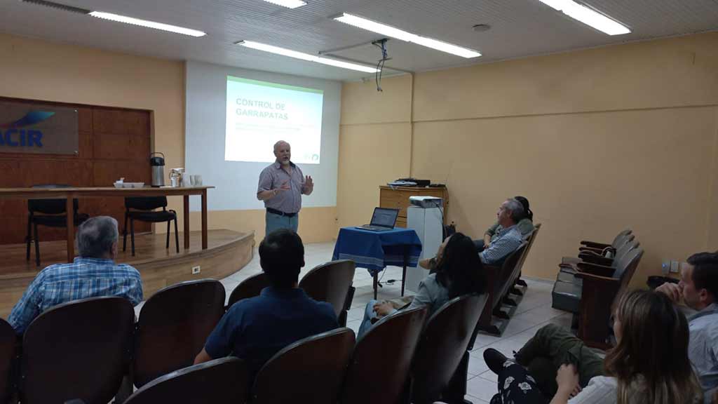 Charla sobre control de garrapatas en Rivera